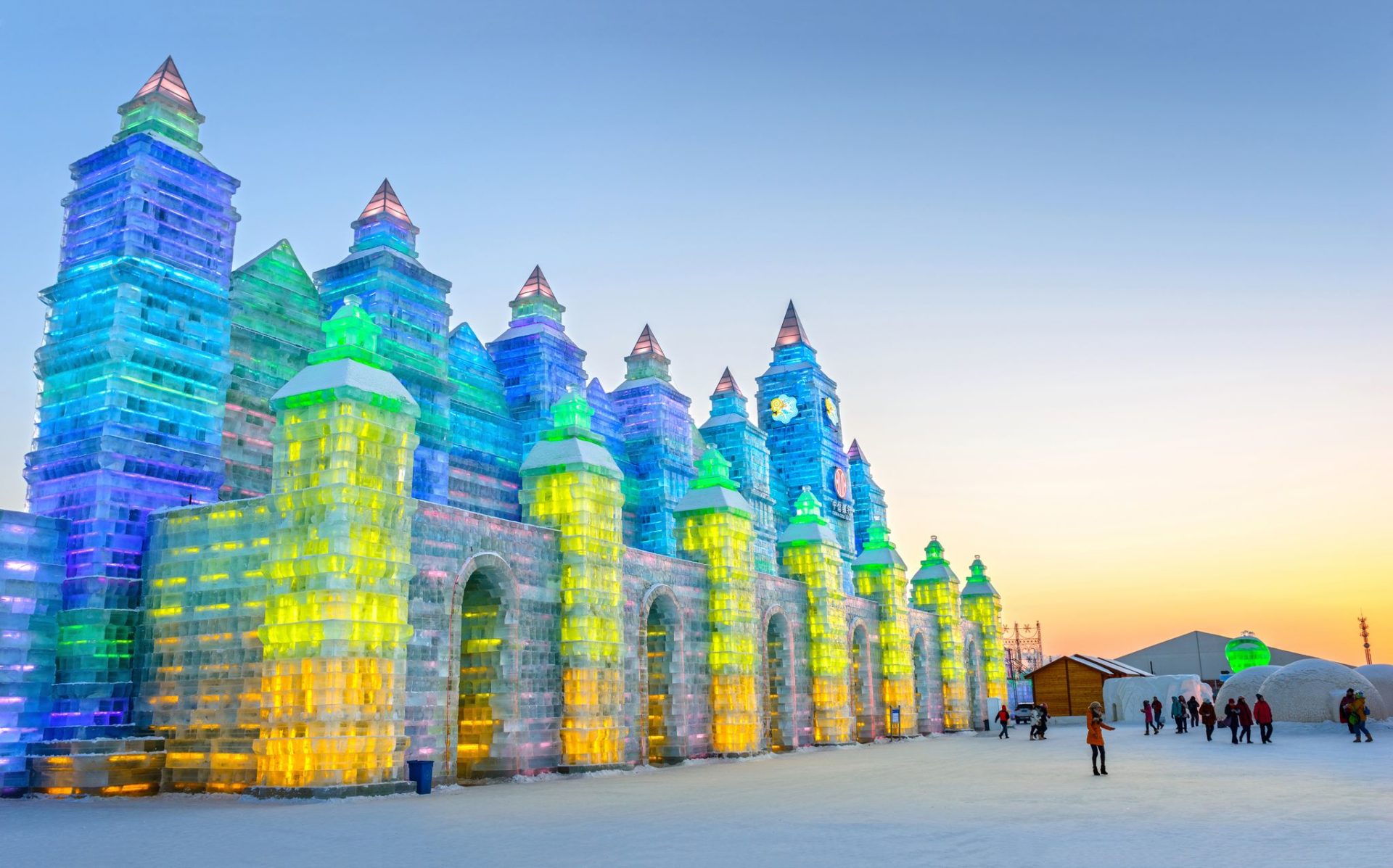 Weltgrößtes Schnee und Eisfestival in der chinesischen Stadt Harbin.