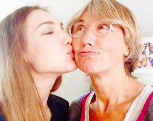 Schritte um Glück zu finden - Amina Steiner küsst Mutter